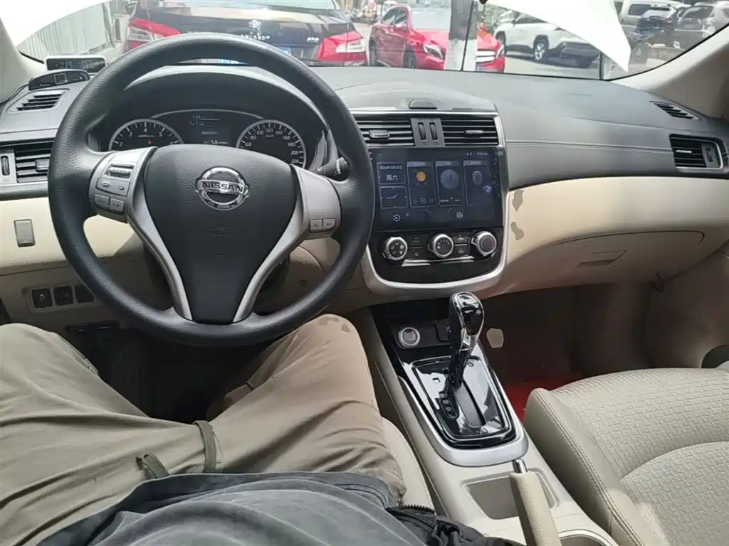 Nissan Tiida 2016 — фото 10