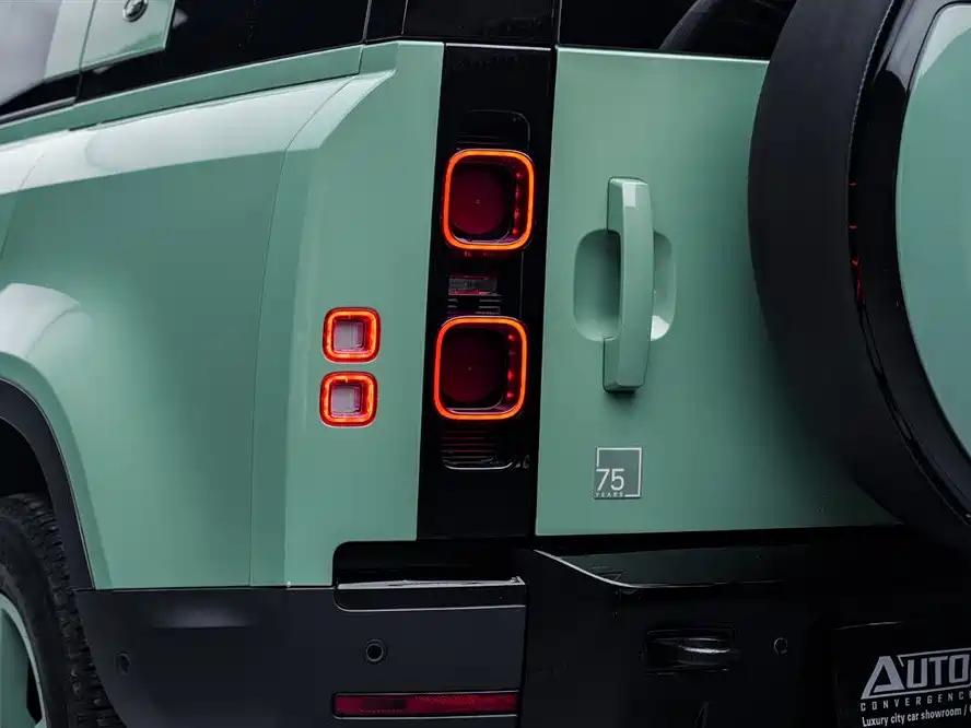 Land Rover Defender 2023 — фото 10