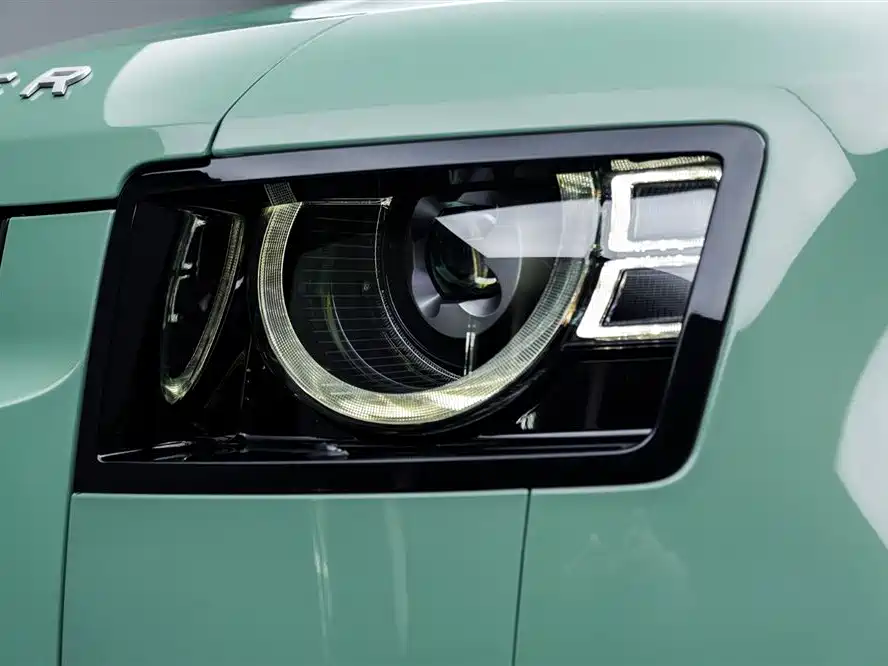 Land Rover Defender 2023 — фото 7