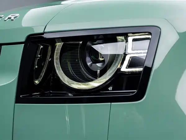 Land Rover Defender 2023