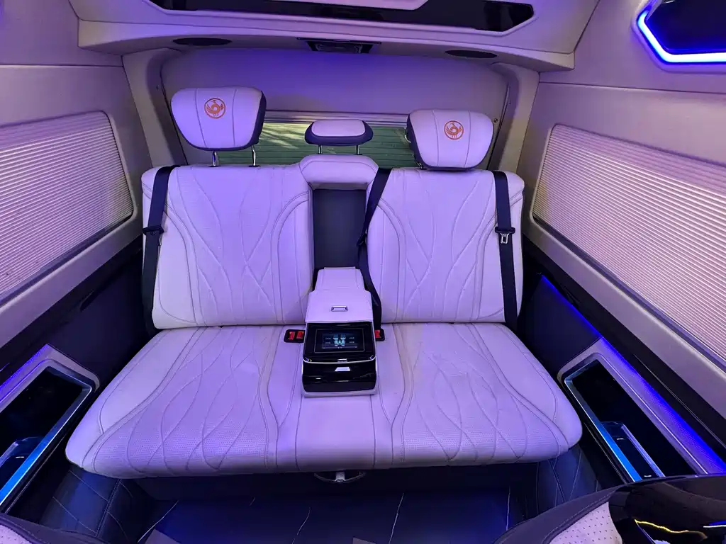 Toyota Hiace 2023 — фото 18