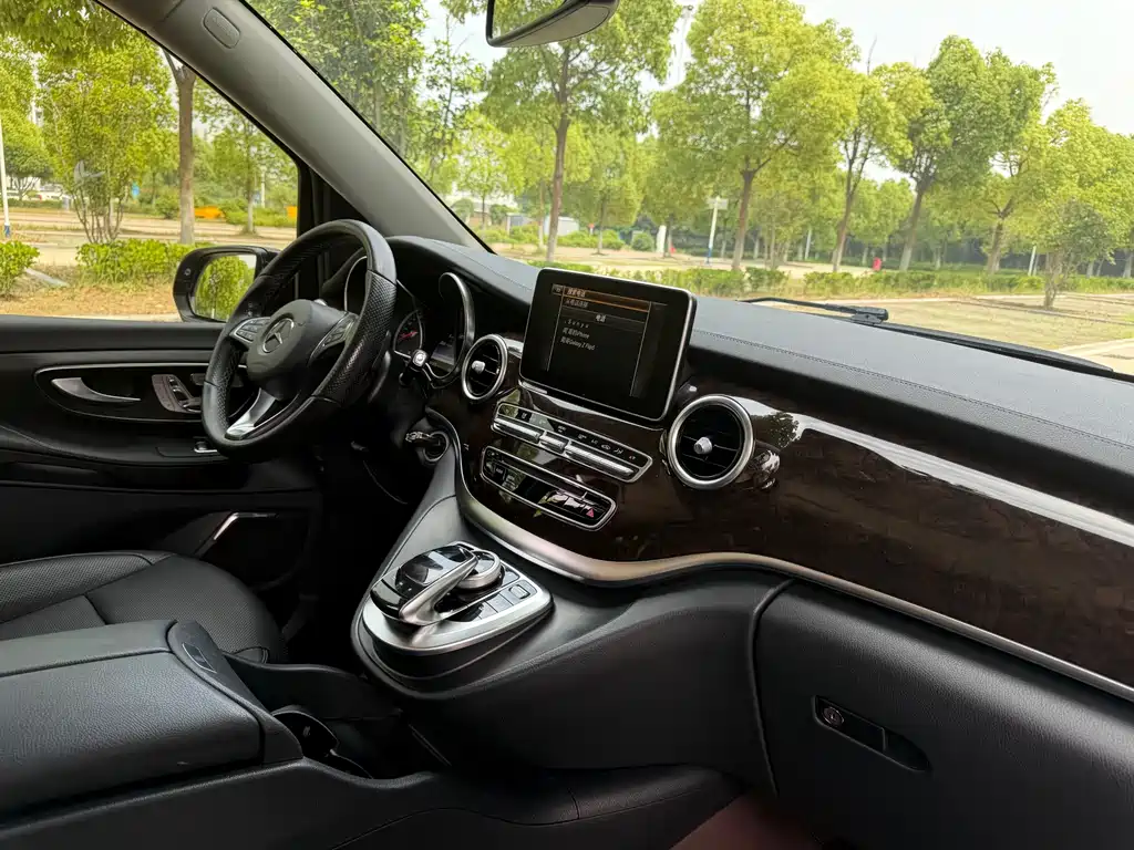 Mercedes-Benz V-Class 2017 — фото 17