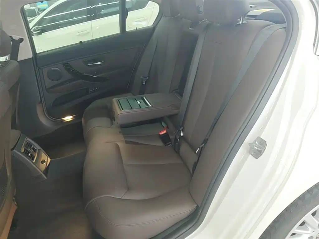 BMW 3 Series 2018 — фото 17