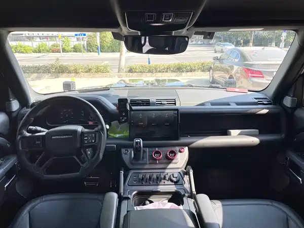 Land Rover Defender 2023
