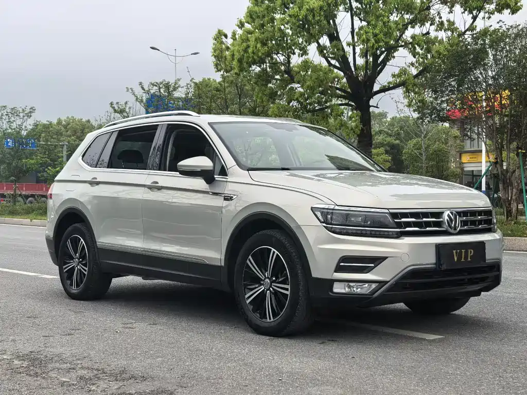Volkswagen Tiguan L 2018 — фото 1