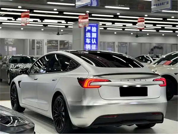 Tesla Model 3 2024
