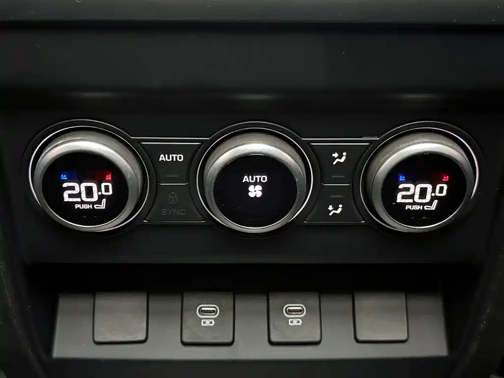 Land Rover Defender 2022 — фото 16