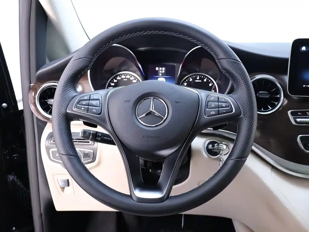 Mercedes-Benz V-Class 2024 — фото 15