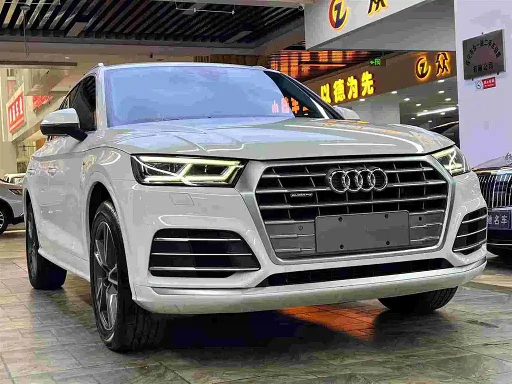 Audi Q5L 2020 — фото 1