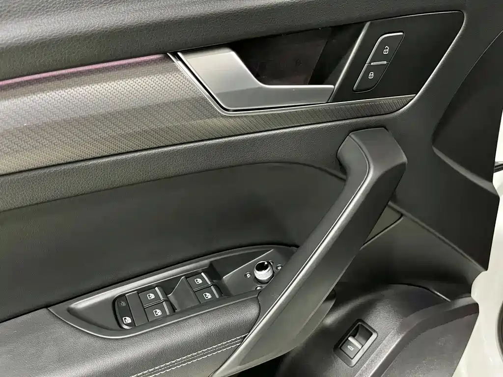 Audi Q5L 2023 — фото 14