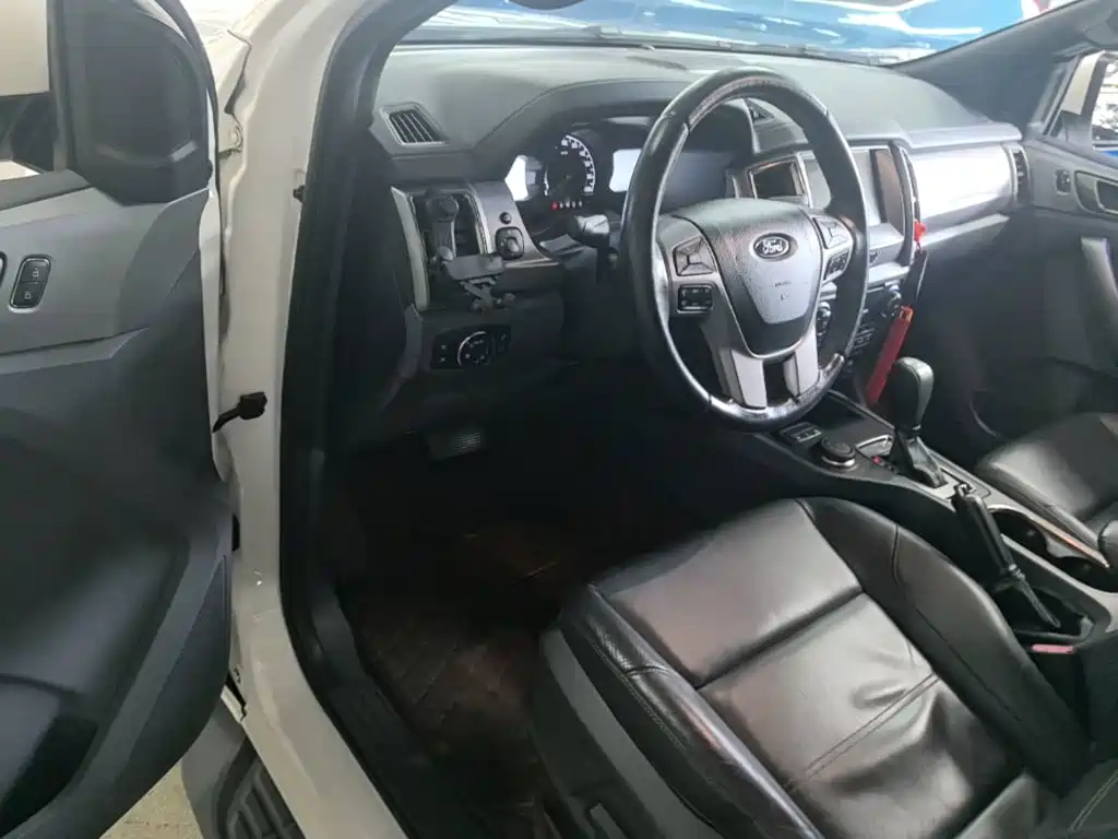 Ford Everest 2017 — фото 16