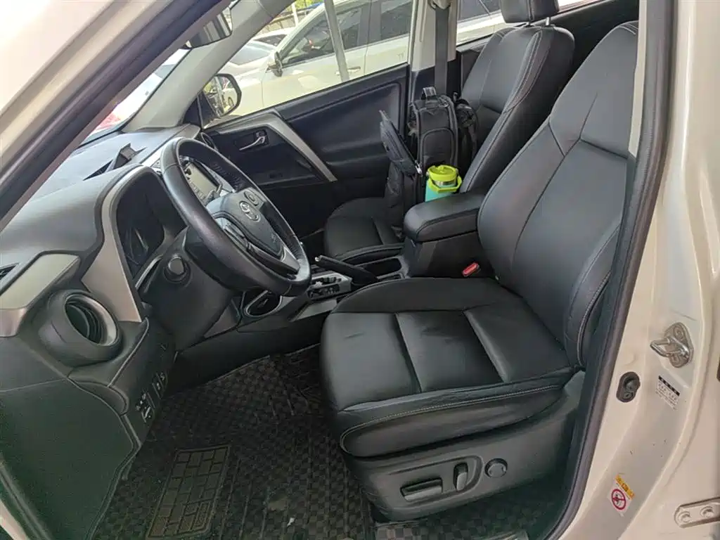 Toyota RAV4 2017 — фото 15