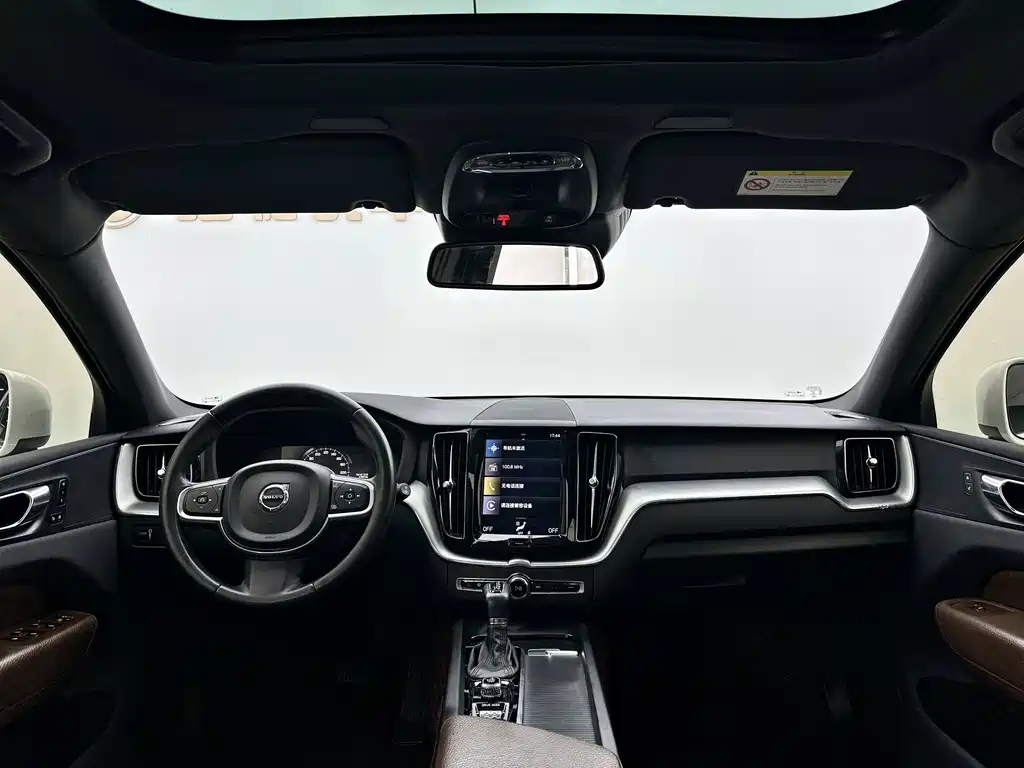 Volvo XC60 2021 — фото 13