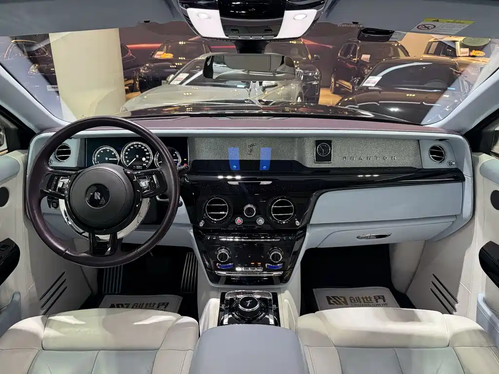 Rolls-Royce Phantom 2021 — фото 11