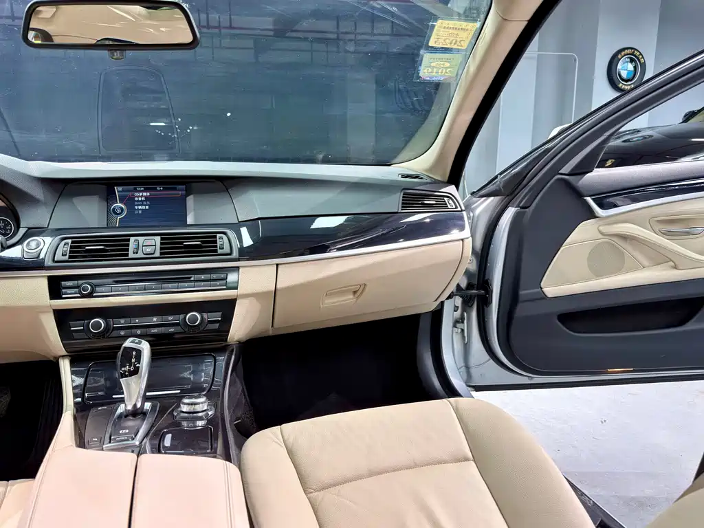 BMW 5 Series 2011 — фото 16