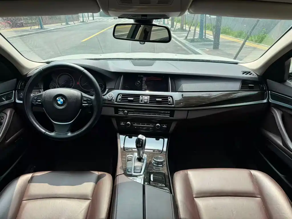 BMW 5 Series 2016 — фото 11