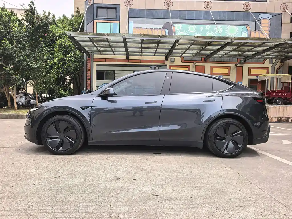 Tesla Model Y 2025 — фото 21