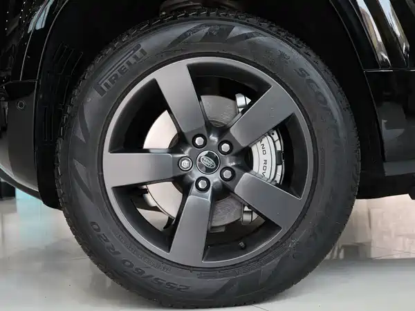 Land Rover Defender 2024