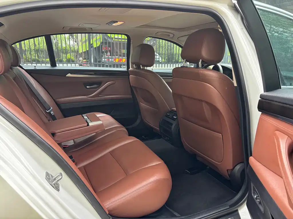 BMW 5 Series 2017 — фото 10