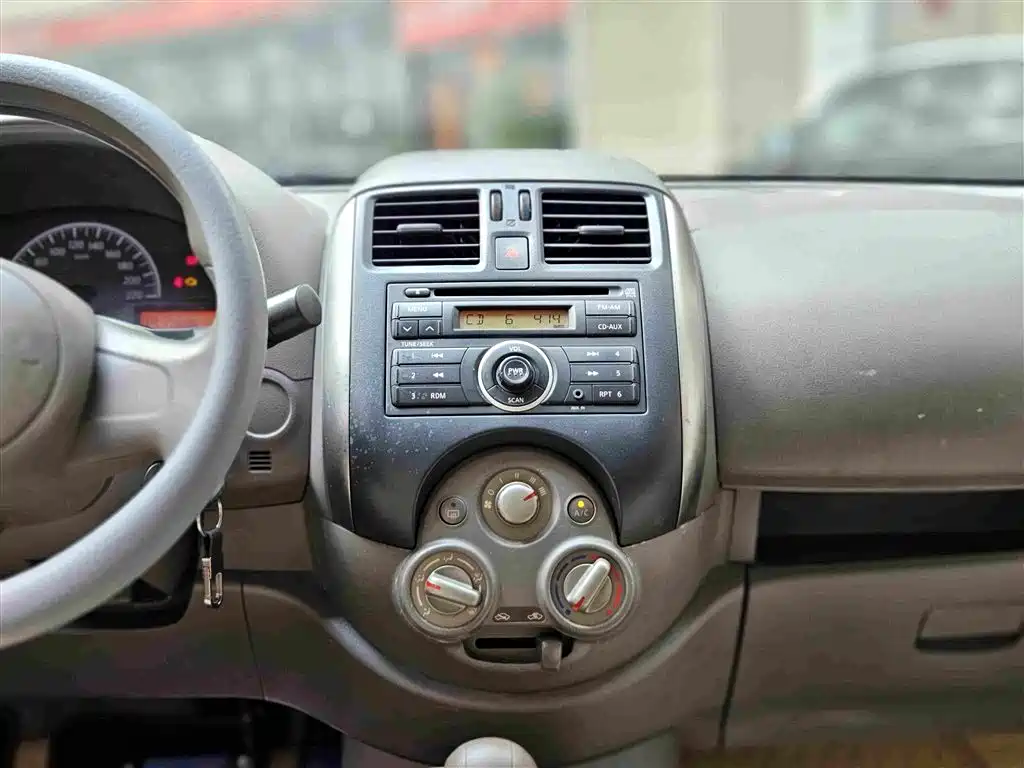 Nissan Sunny 2012 — фото 15