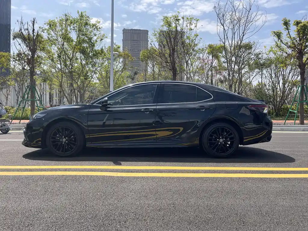 Toyota Camry 2023 — фото 19