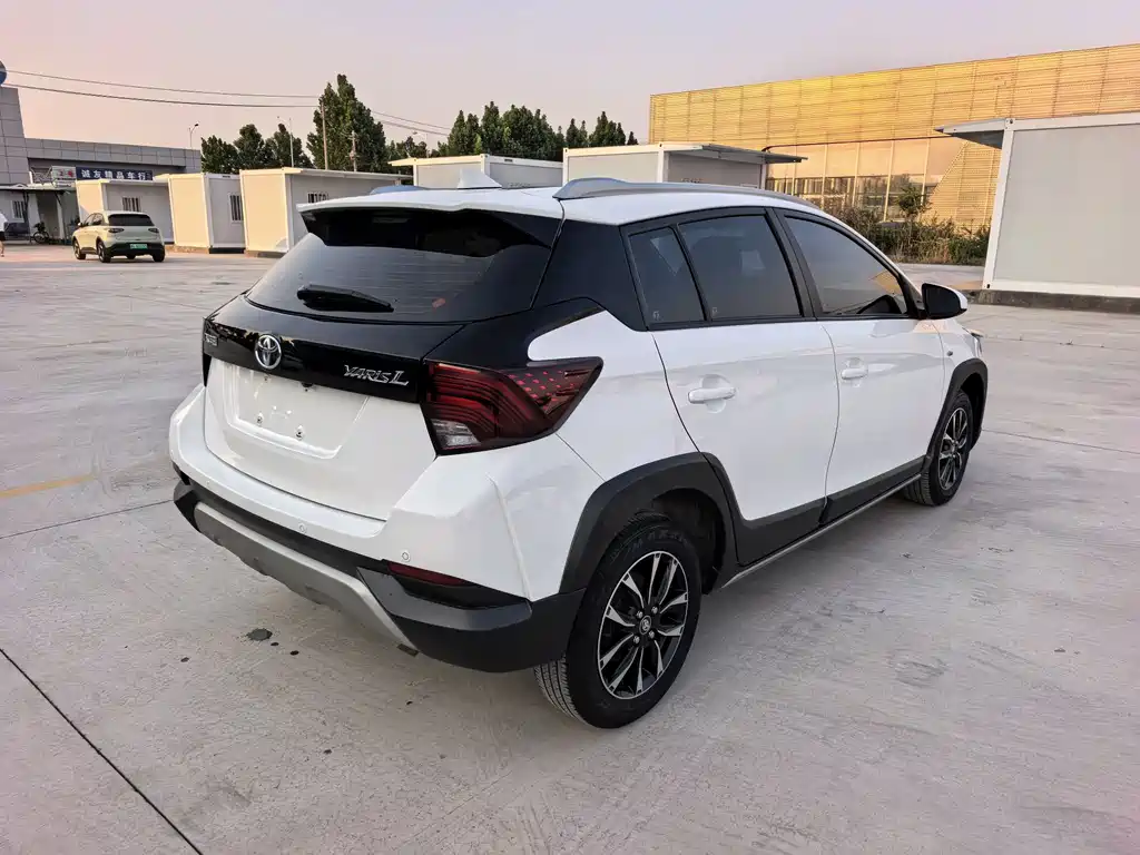 Toyota Yaris L 2023 — фото 10