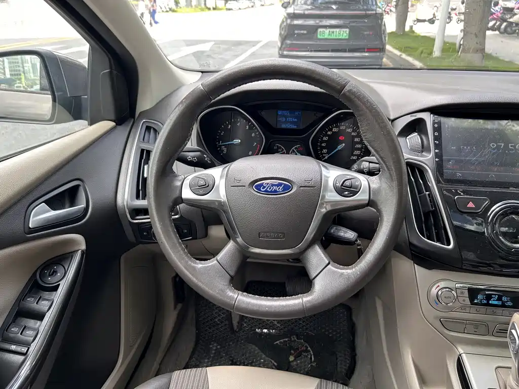 Ford Focus 2014 — фото 10