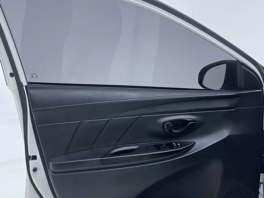 Toyota Yaris L 2023 — фото 22