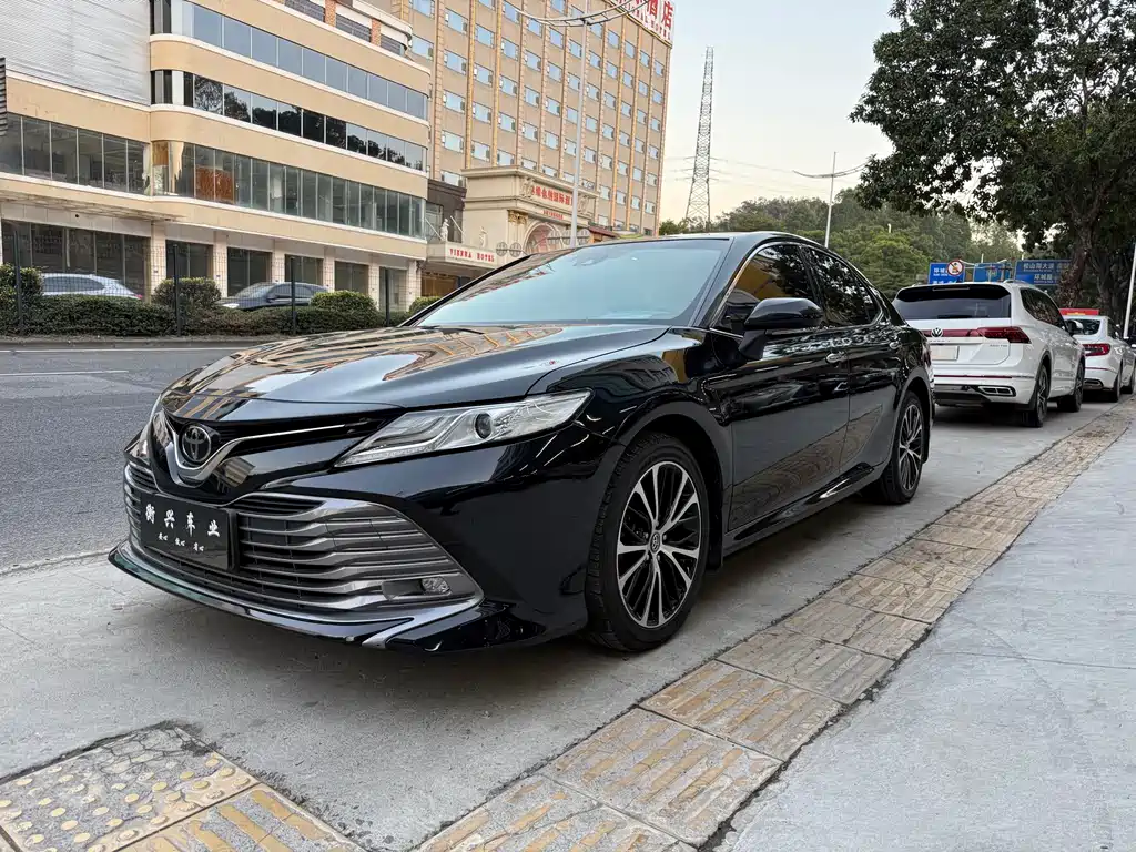 Toyota Camry 2020 — фото 1