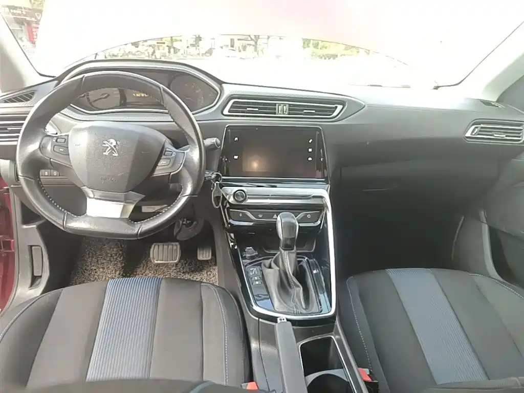 Peugeot 308 2018 — фото 10