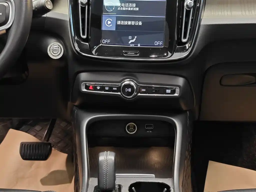 Volvo XC40 2019 — фото 19