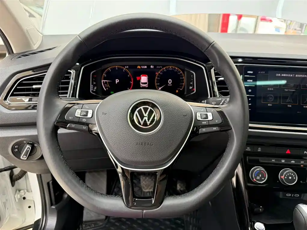 Volkswagen T-Roc 2023 — фото 11