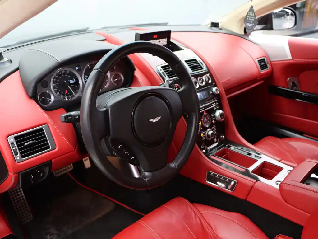 Aston Martin Virage 2012 — фото 11