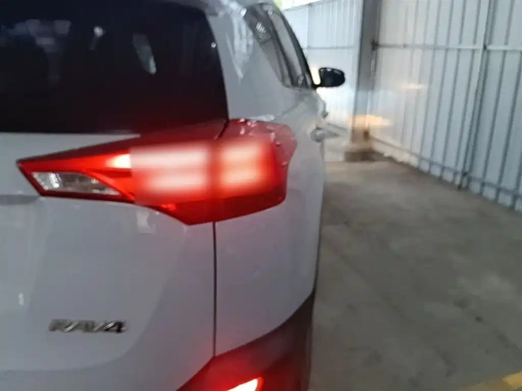 Toyota RAV4 2016 — фото 8