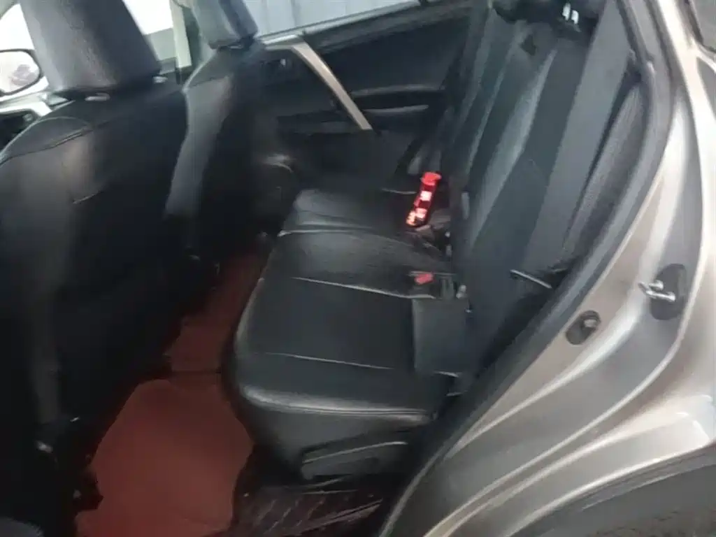 Toyota RAV4 2016 — фото 17