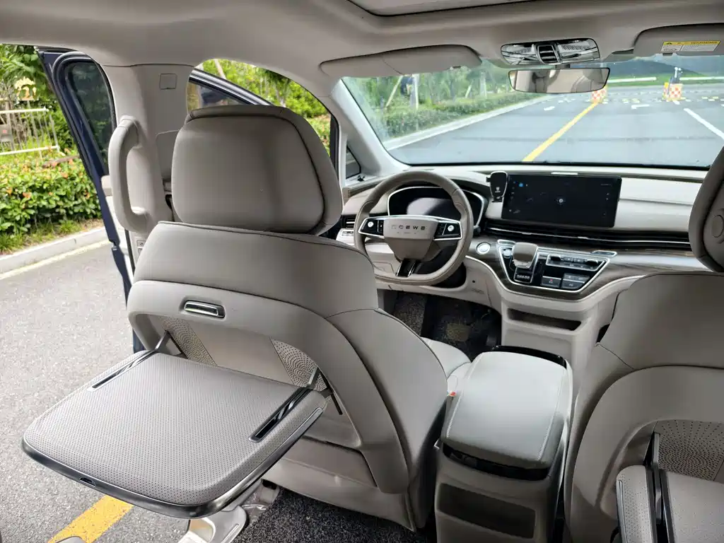 Roewe iMAX8 New Energy 2023 — фото 15
