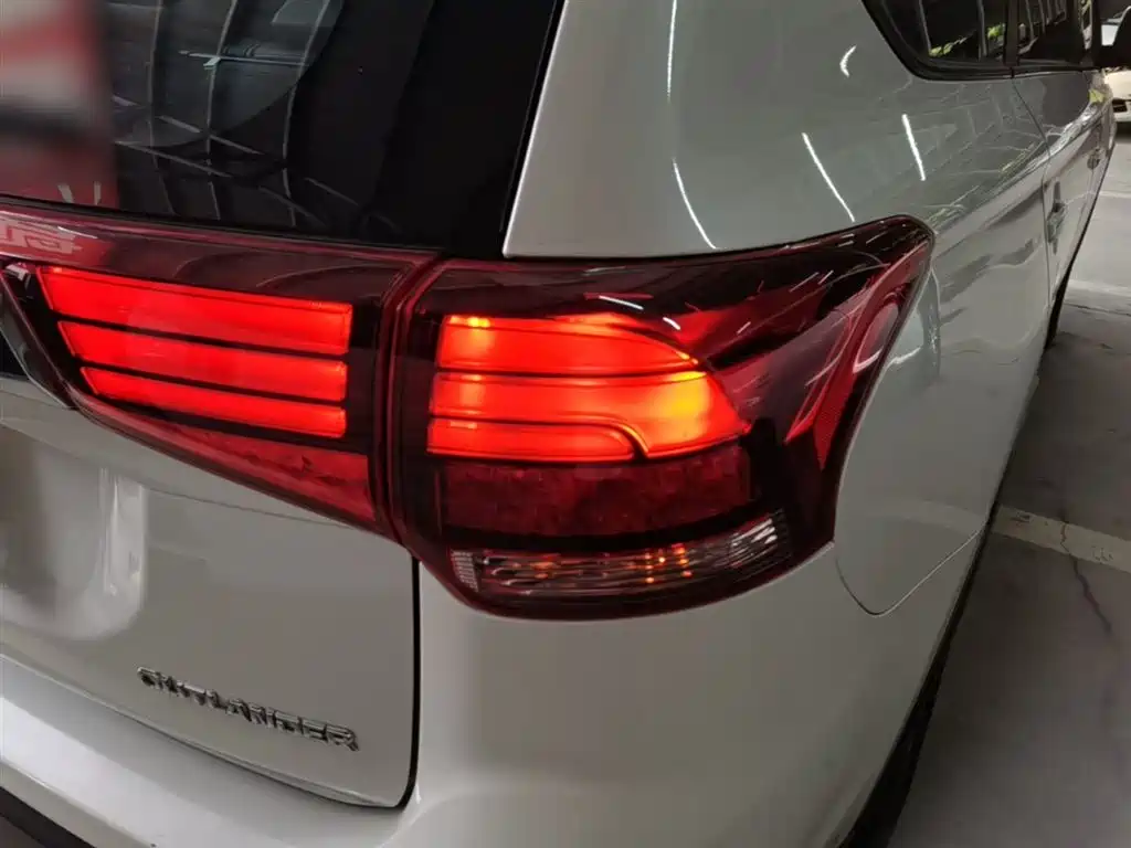 Mitsubishi Outlander 2018 — фото 24