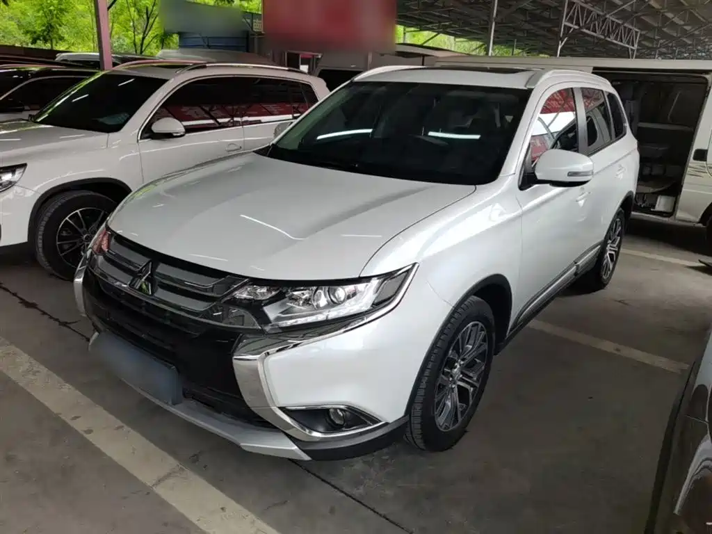 Mitsubishi Outlander 2018 — фото 1