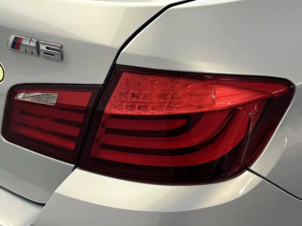BMW 5 Series 2011 — фото 27