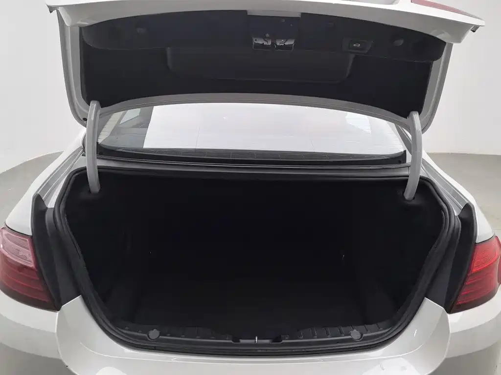BMW 5 Series 2015 — фото 16