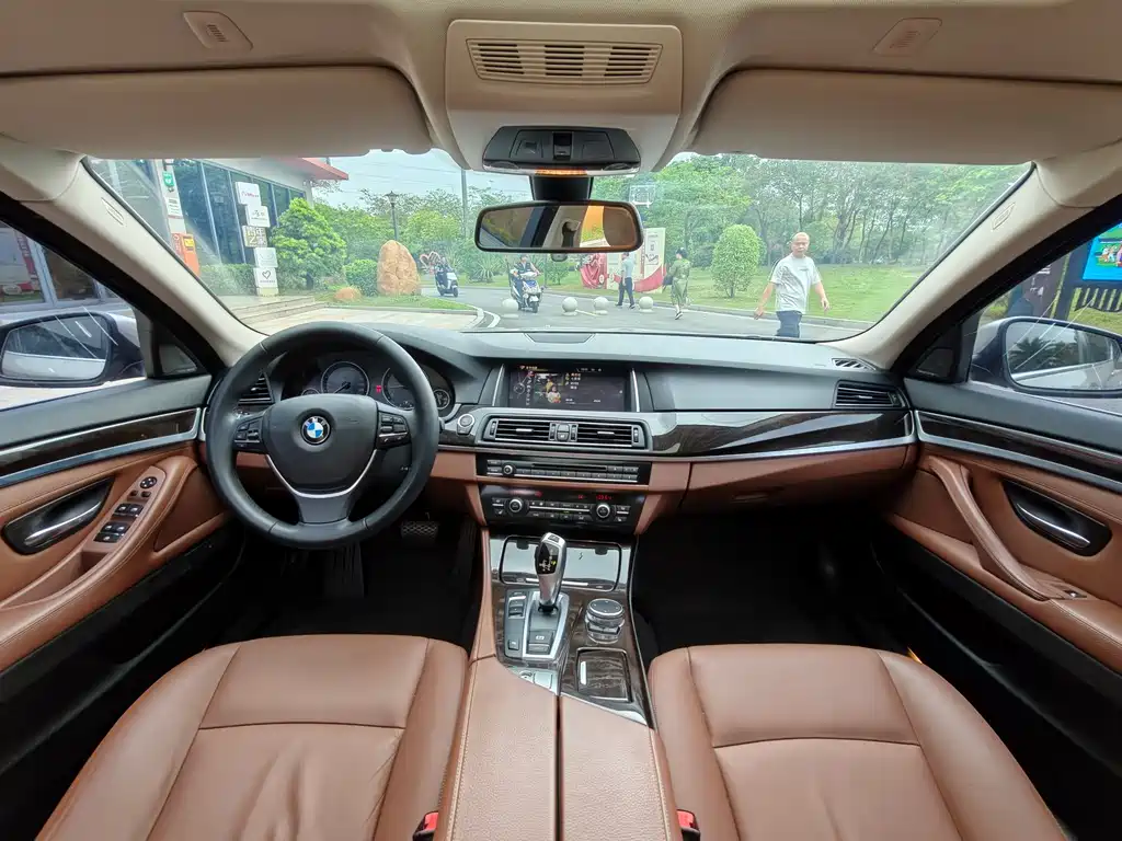 BMW 5 Series 2015 — фото 13