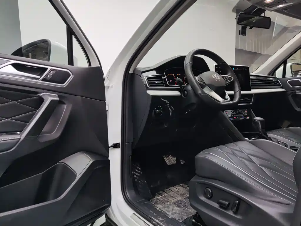 Volkswagen Tiguan L 2023 — фото 15