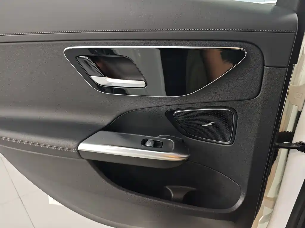 Mercedes-Benz C-Class 2023 — фото 12