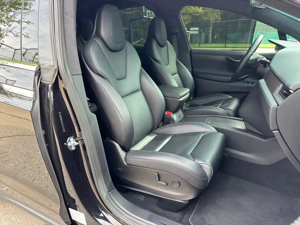 Tesla Model X 2018 — фото 13