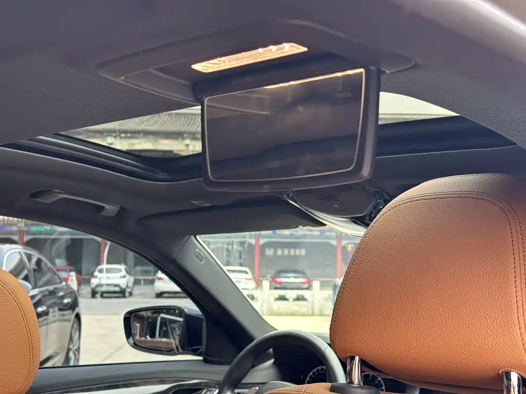 BMW 5 Series 2019 — фото 26