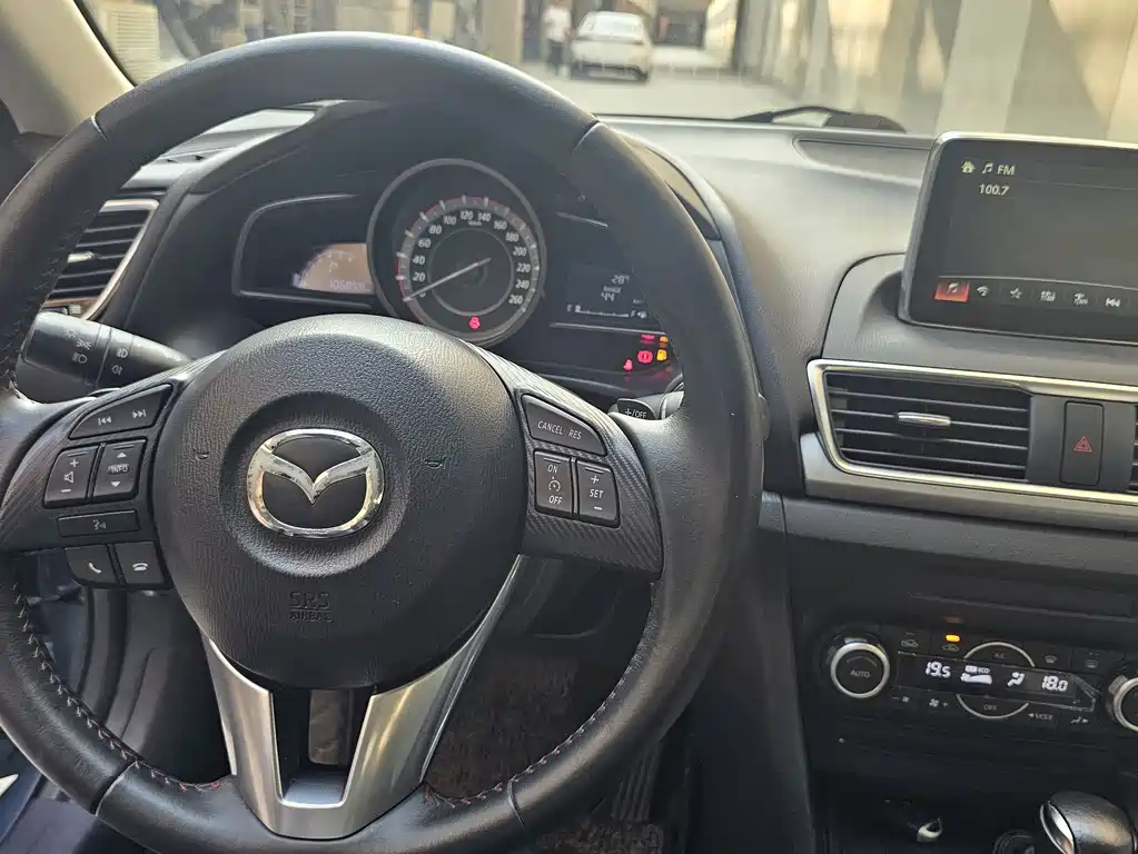 Mazda 3 Axela 2015 — фото 7