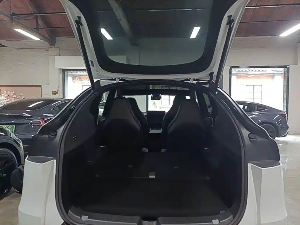 Tesla Model Y L 2025
