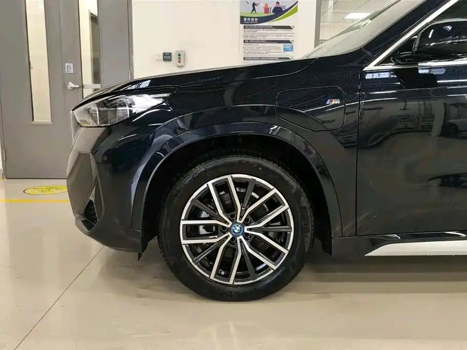 BMW iX1 2025