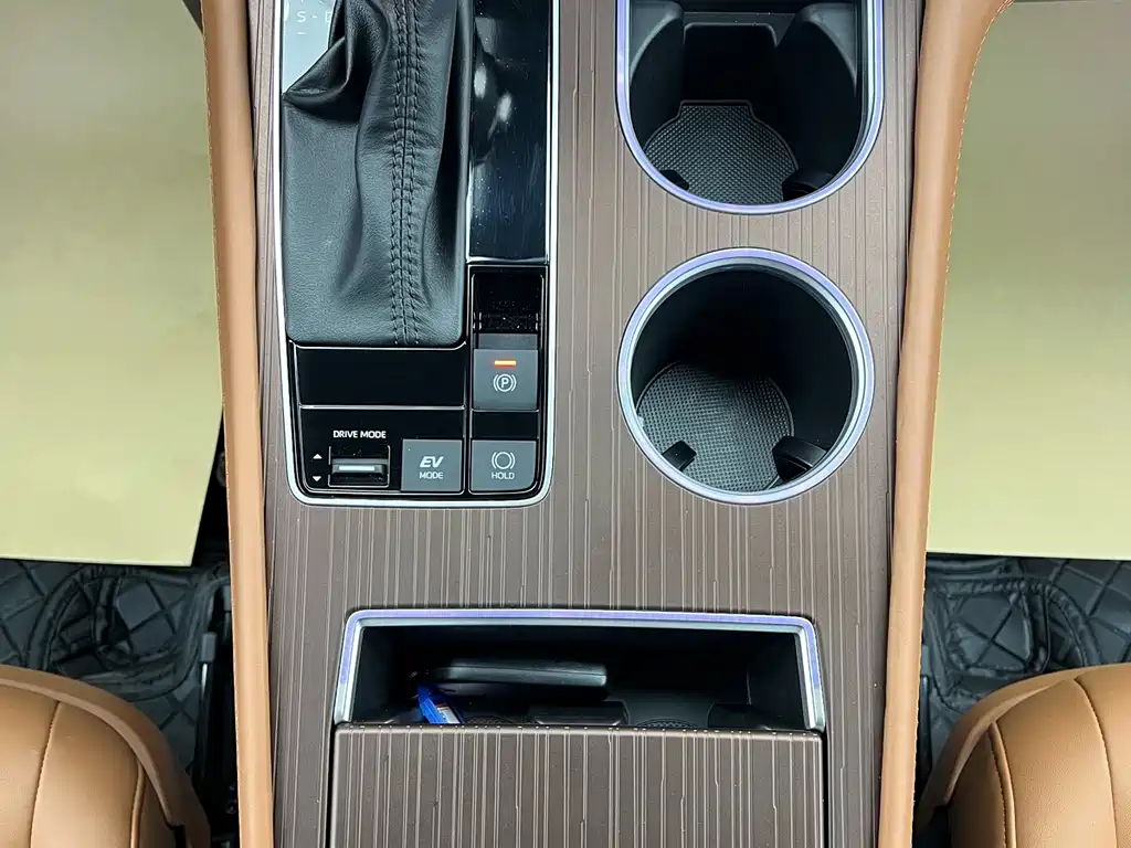 Toyota Granvia — фото 21