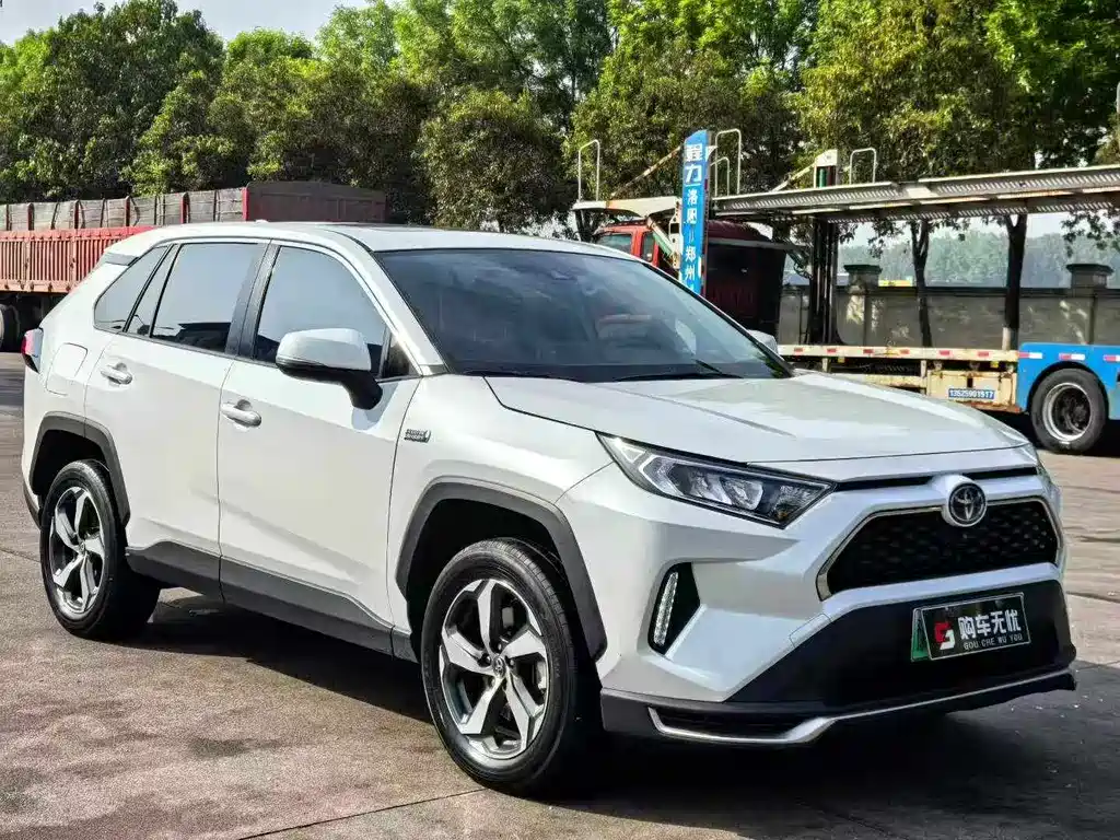 Toyota RAV4 2023 — фото 1